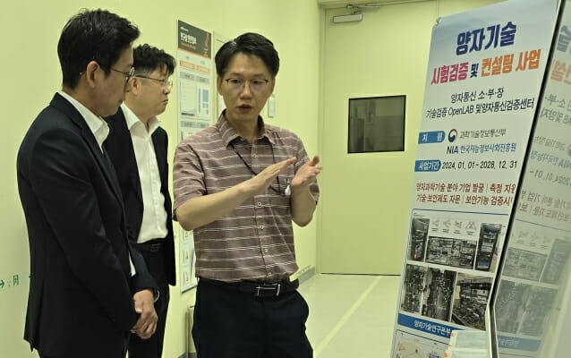 배경훈 과기정통부 장관(왼쪽)이 윤주천 ETRI 양자기술본부장으로부터 양자기술 시험검증 방법에 대한 설명을 듣고 있다.