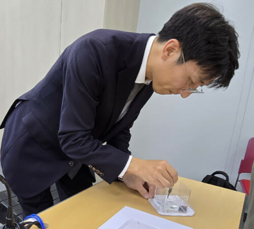 고제성 아주대 교수가 납작한 끈 모양의 인공 팬을 시연하고 있다.