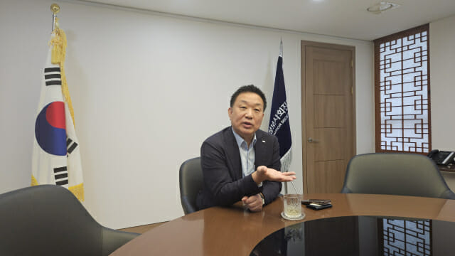 황종성 NIA 원장은 개도국과의 협력을 통해 데이터를 확보해야 한다고 설명했다. (사진=한정호 기자)