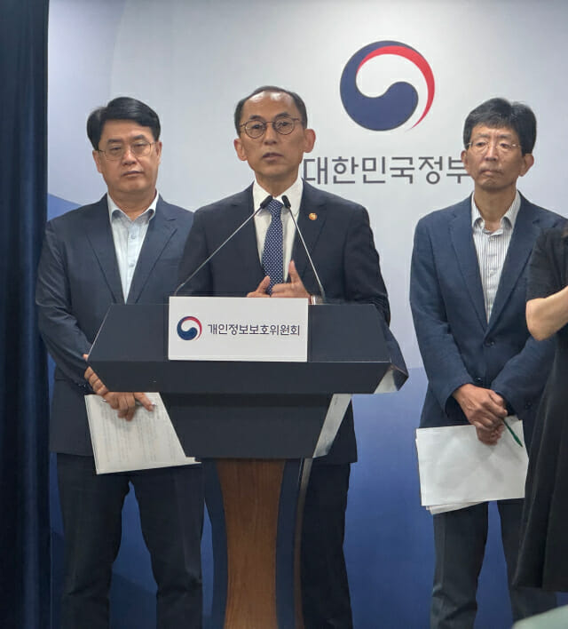 취재진의 질문에 답변하고 있는 고학수 개인정보보호위원회 위원장.