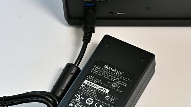 작동 전원은 별도 어댑터로 공급받는다. (사진=지디넷코리아)