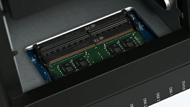 DDR4 ECC 메모리 4GB를 기본 설치했다. (사진=지디넷코리아)