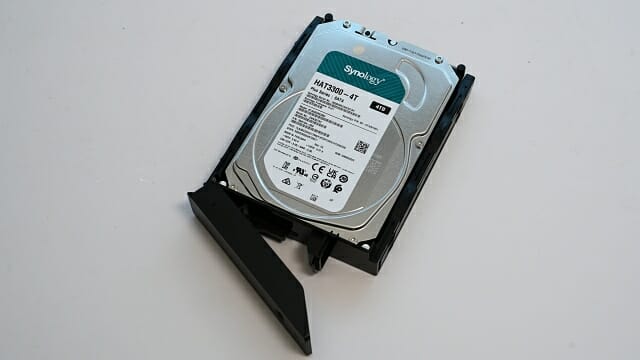 HDD 장착에 별도 공구가 필요 없다. (사진=지디넷코리아)