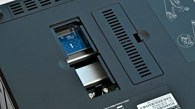 읽기/쓰기 캐시를 위한 M.2 NVMe SSD는 최대 2개 설치할 수 있다. (사진=지디넷코리아)