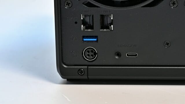 2.5G 기가비트 이더넷 커넥터를 기본 2개 탑재했다. (사진=지디넷코리아)