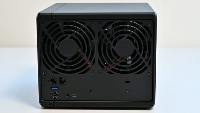 후면에 92mm 냉각팬 2개와 USB-C 단자를 배치했다. (사진=지디넷코리아)