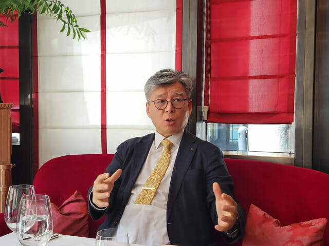 오상록 한국과학기술연구원(KIST) 원장은 예산 삭감으로 존폐 위기에 선 KIST 유럽의 체질 개선을 추진했다. 지난 28일(현지시간) 오스트리아 비엔나 만난 오 원장은 “기존 연구만 하던 조직에서 연구도 하는 조직으로, 한국과 유럽 과학계를 잇는 역할을 부여했다”라고 설명했다. (사진=한국과학기자협회 공동취재단)