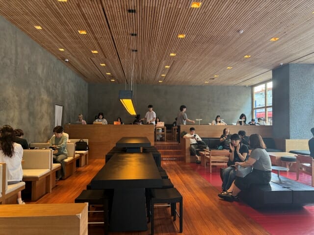 투썸 2.0 강남 매장 내부 모습