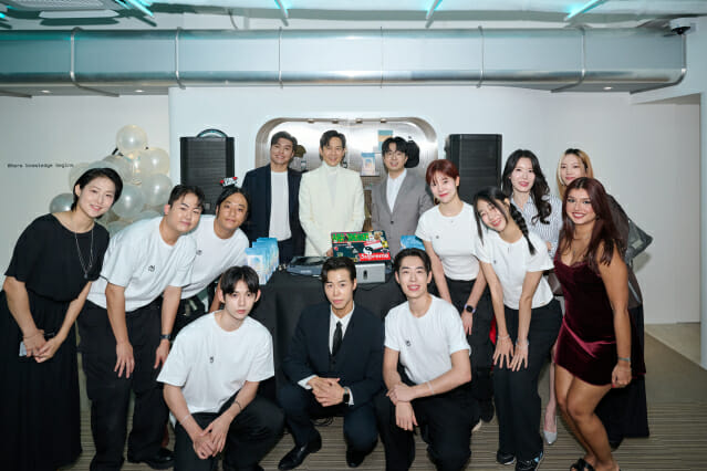 카페 큐리어스 개장식에 참석한 VIP 일동. 배우 이정재(뒷줄 가운데)와 모리타 준 퍼플렉시티 APAC 헤드(뒷줄 이정재 옆)가 자리를 함께했다. (사진=퍼플렉시티)