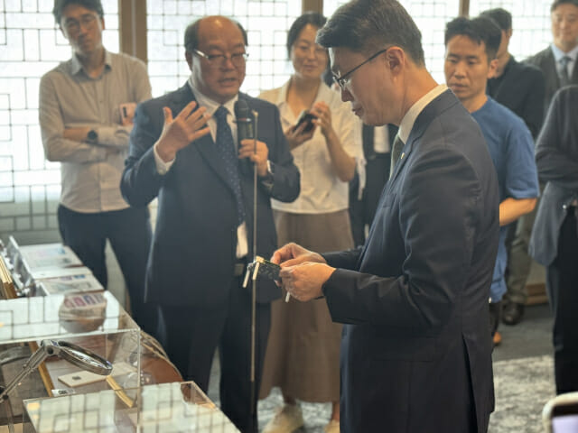 양자 보안 기술 시연에서 국민대 양자 암호 기술에 대해 살펴보고 있는 류제명 과학기술정보통신부 제2차관.