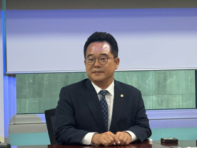 민병덕 의원이 배달 앱 시장의 방향성에 대해 설명하고 있다