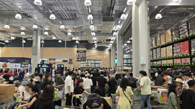 트레이더스 구월점에서 고객들이 쇼핑하고 있다.