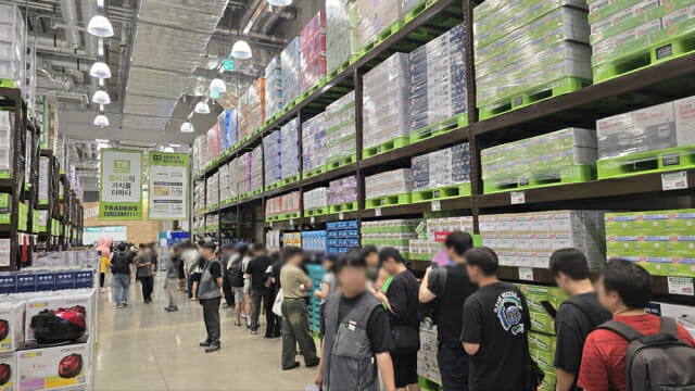 트레이더스 구월점에서 고객들이 한정판 위스키 구매를 위해 줄을 서고 있다.