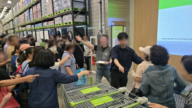 트레이더스 개점 첫 날 많은 인파가 몰리며 카트가 부족해 실랑이가 벌어졌다.