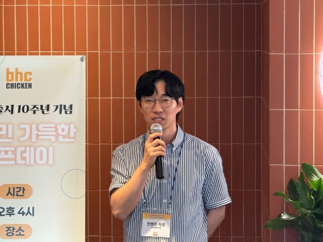 전병준 차장이 맛초킹의 개발 비화에 대해 설명하고 있다