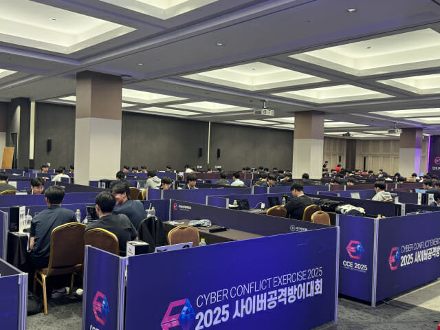 2025 사이버공격 방어대회 청소년부문 대회 현장에서 참가자들이 문제를 풀고 있다.