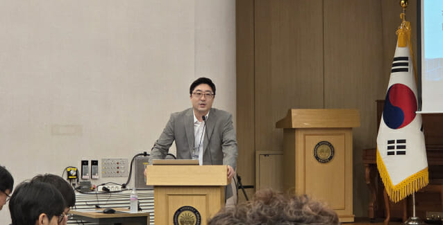 9월 15일 서울 여의도 국회도서관에서 열린 포럼에서 정대준 외국인관광도시민박업협회 사무국장이 발제를 하고 있다. (사진=지디넷코리아)