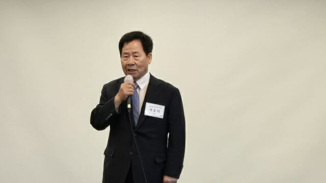 석호익 포럼 회장이 인사말을 하고 있다.