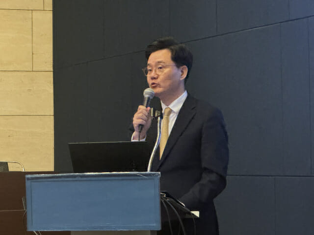 김진수 한국정보보호산업협회 수석 부회장이 축사하고 있다.