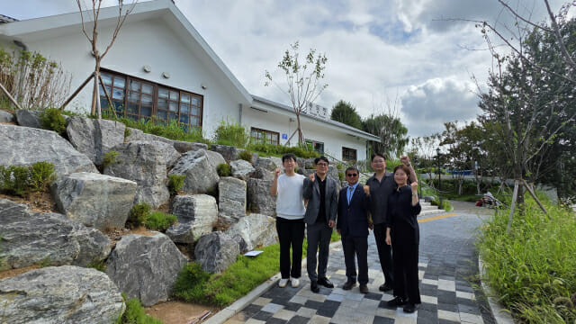 (좌측부터) 이주영 연수구 문화관광과 주무관(조성사업 감독관), 오준영 연수구 관광진흥팀장, 배은선 자문위원(한국철도공사 철도박물관장), 김군호 공간구축 PM, 최지원 디지털콘텐츠제작팀 아트디렉터.