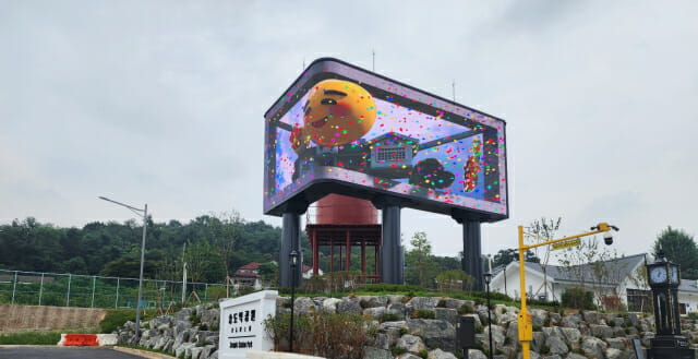 구 송도역사 문화공원·전시관. 입구의 대형 미디어타워.