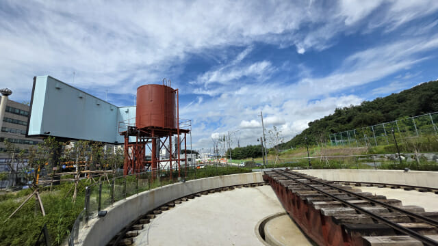 철제 급수탑과 협궤 전차대.