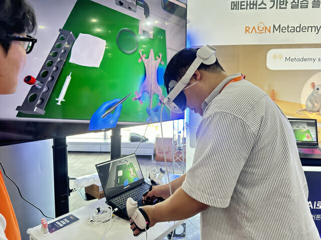 실험동물 부검 실습 체험을 하고 있는 기자.