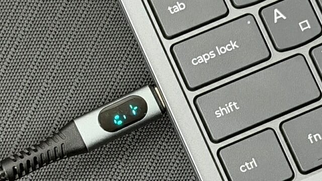 USB-C 단자는 외부 전원 공급과 모니터 연결을 겸한다. (사진=지디넷코리아)