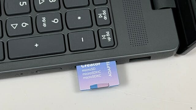 SD카드 리더를 내장해 사진과 동영상을 바로 옮길 수 있다. (사진=지디넷코리아)