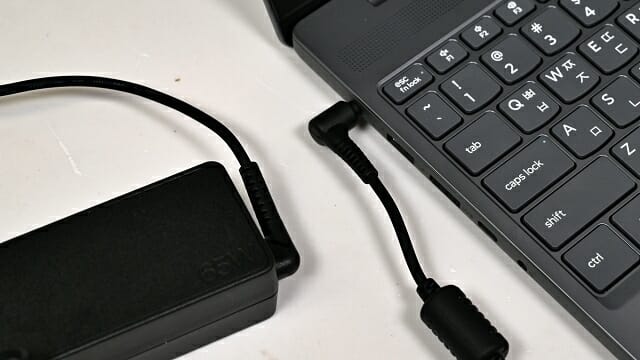 65W급 어댑터는 USB-C 어댑터가 아닌 독자 규격을 썼다. (사진=지디넷코리아)