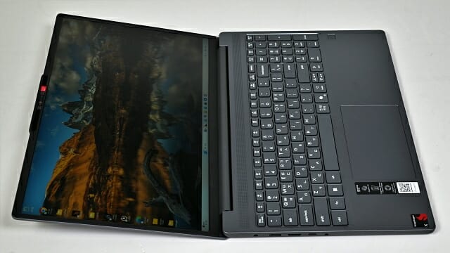 화면은 180도에 가깝게 펼쳐진다. (사진=지디넷코리아)