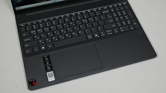 풀사이즈 키보드와 넓은 터치패드를 배치했다. (사진=지디넷코리아)