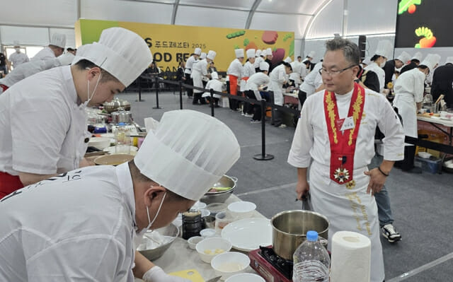 안유성 명장이 'NS푸드페스타2025 in 익산' 요리경연대회에서 심사하고 있다.