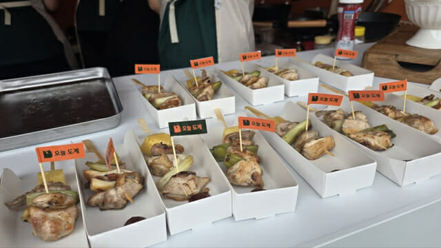 하림 오드그로서 팝업스토어의 당일 도계한 닭으로 만든 닭꼬치