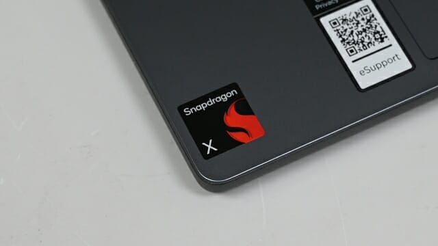 스냅드래곤 로고만 가리면 기존 x86 기반 윈도 PC와 체감상 구별이 불가능하다. (사진=지디넷코리아)