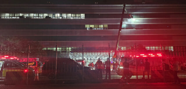 27일 00시 20분께 국가정보자원관리원 5층 전경. 화재 진압을 위한 고가사다리가 설치돼 있다.