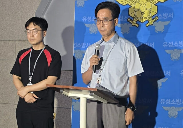 침통한 표정으로 브리핑하는 국가정보자원관리원 김창현 운영총괄과장.