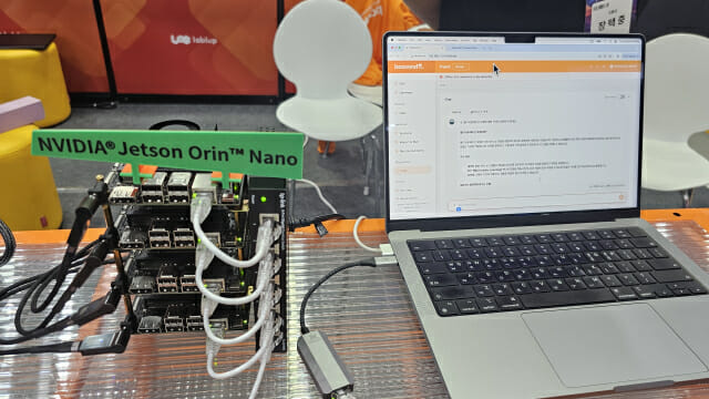 레블업이 젯슨 나노 4대 활용해 구현한 소규모 AI 챗봇(사진=남혁우 기자)
