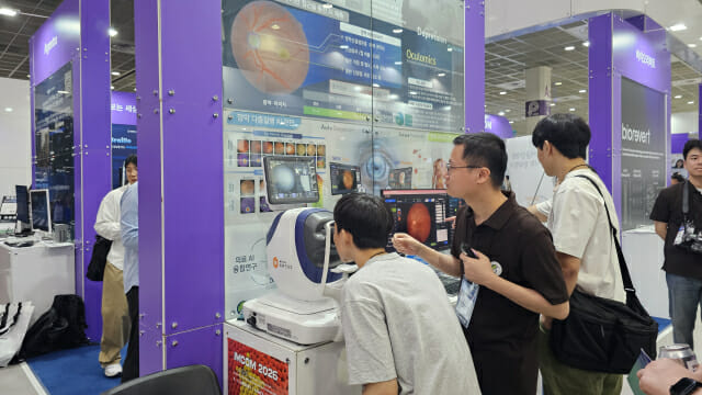 망막 촬영으로 우울증 진단을 시연하는 모습 (사진=지디넷코리아)