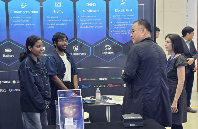 AI페스타 내 오리엔텀 부스. 추정호 기술본부장(오른쪽)이 외국 바이어와 협력 방안을 논의했다.