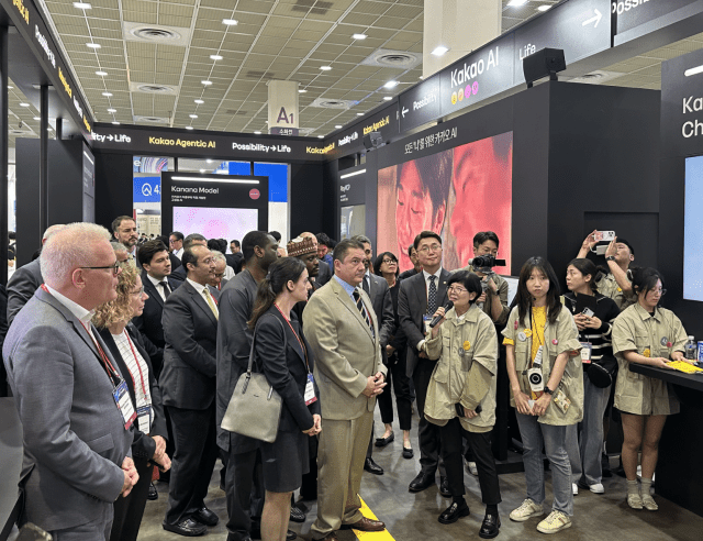 류 자관이 대사단과 AI 페스타에 설치된 카카오 부스에 방문했다.