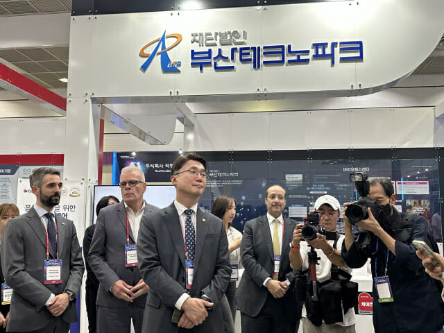 부산테크노파크 부스에 방문한 류 차관과 대사단.
