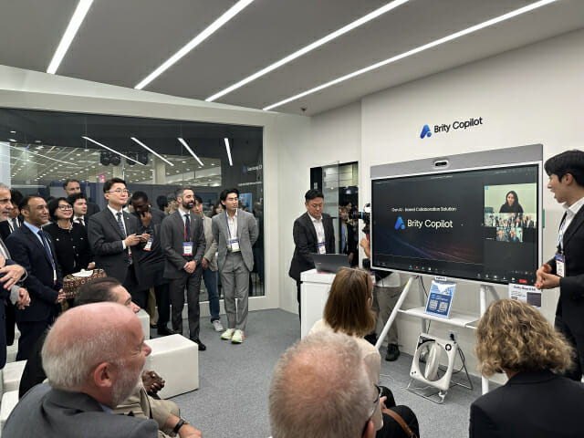 류 차관과 대사단은 삼성SDS 부스에 설치된 브리티 코파일럿 체험존을 방문했다.