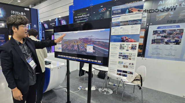 AI페스타에서 심스리얼리티 윤금교 연구소 PM이 AI 메타 K-포트 플랫폼에 대해 설명 중이다.