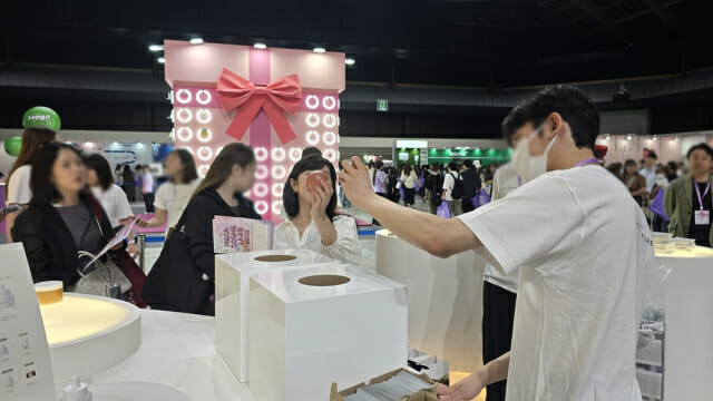 지난 4일 도쿄 아리아케 체조경기장에서 열린 큐텐재팬의 ‘메가 코스메 랜드 2025’의 스킨1004 부스에서 관람객이 뽑기게임을 하고 있다.