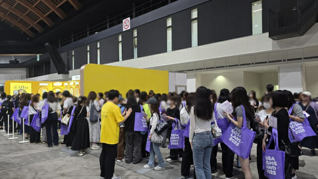 지난 4일 도쿄 아리아케 체조경기장에서 열린 큐텐재팬의 ‘메가 코스메 랜드 2025’의 달바 부스 앞에 관람객이 줄을 서고 있다.