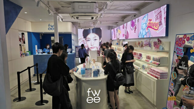 일본 도쿄 신오쿠보에 있는 퓌(Fwe) 아지트 플래그십 스토어.