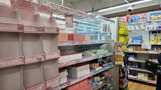 도쿄 시부야에 위치한 대형 잡화점 ‘메가돈키호테’ 화장품 코너 메디큐브 제품 매대가 비어있다.