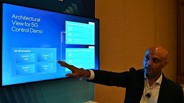 가입자 인증 절차 시연을 설명하는 인텔 관계자. (사진=지디넷코리아)