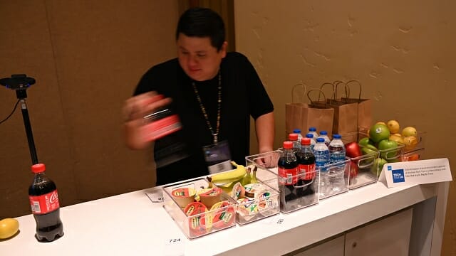 카메라로 입력받은 영상을 로컬 컴퓨터 비전 처리해 상품을 실시간으로 인식한다. (사진=지디넷코리아)